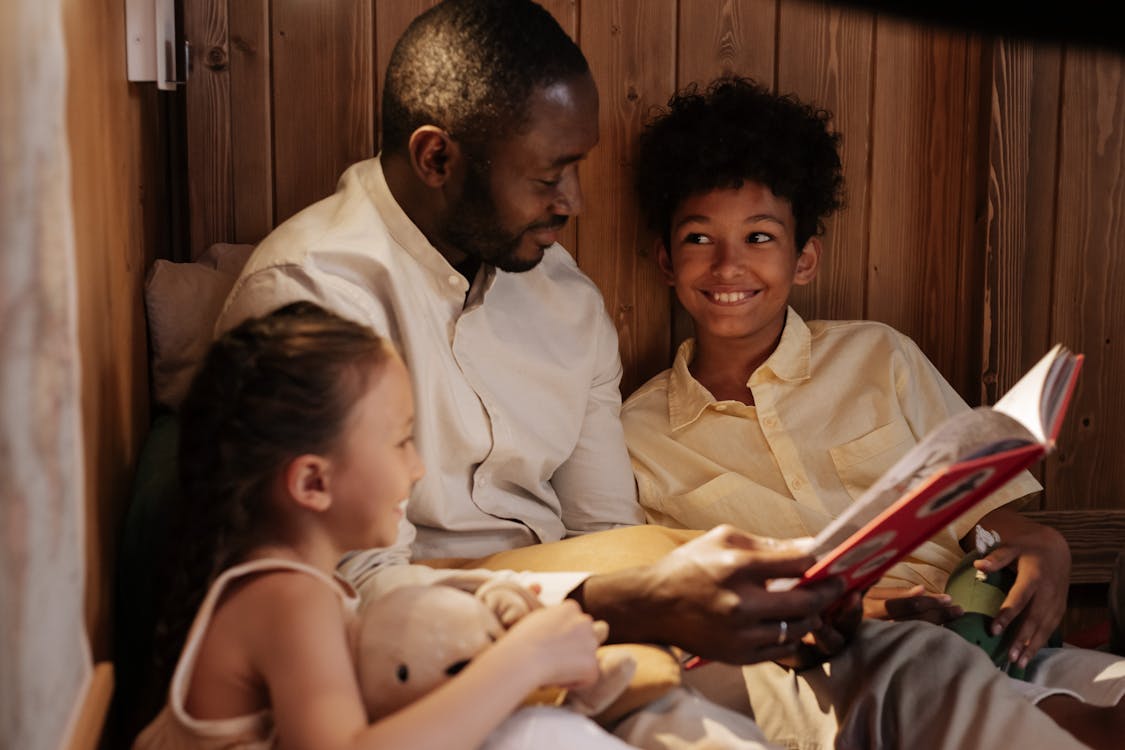 Vater liest seinen Kindern vor