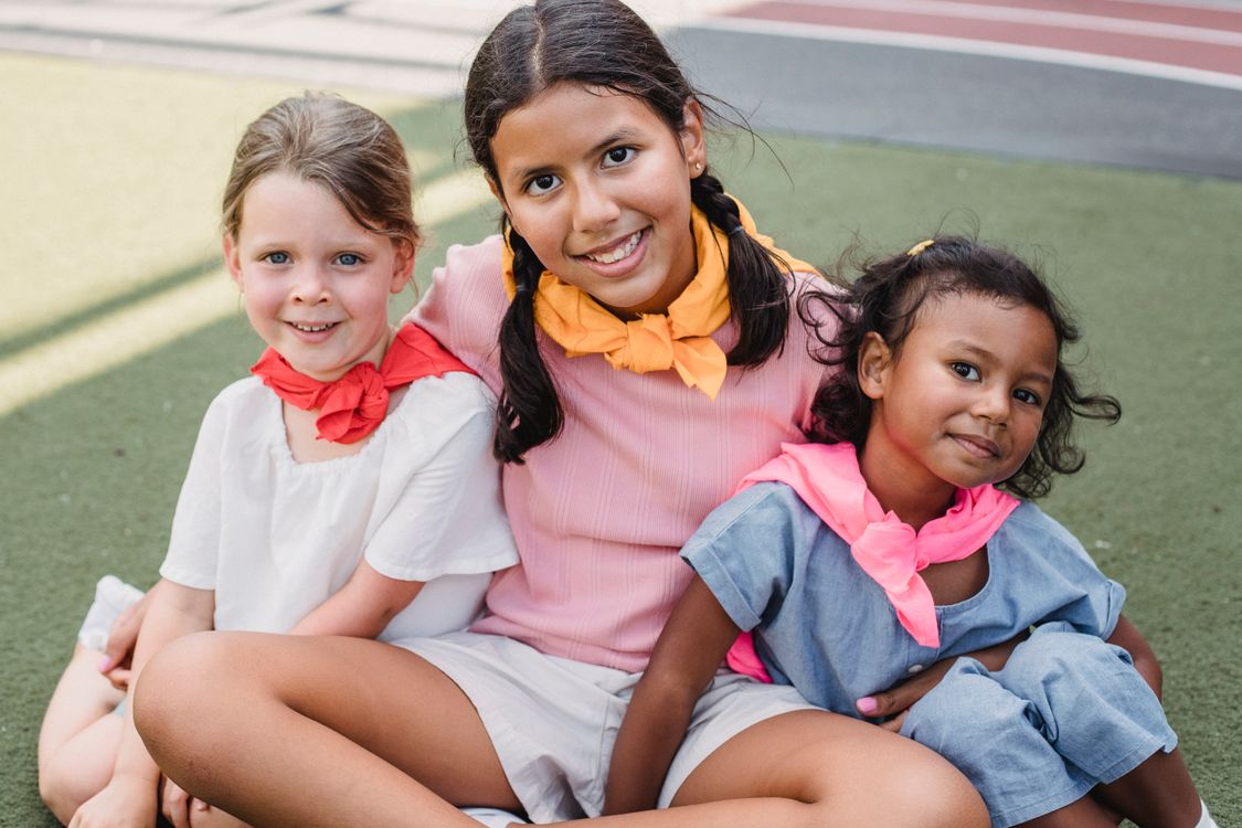 Kinder gehen nach dem Abschied vom Kindergarten gemeinsam mit Rucksäcken nach draußen