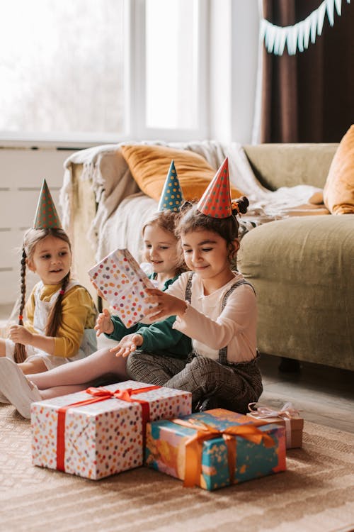 Kind offnet aufgeregt ein Geburtstagsgeschenk
