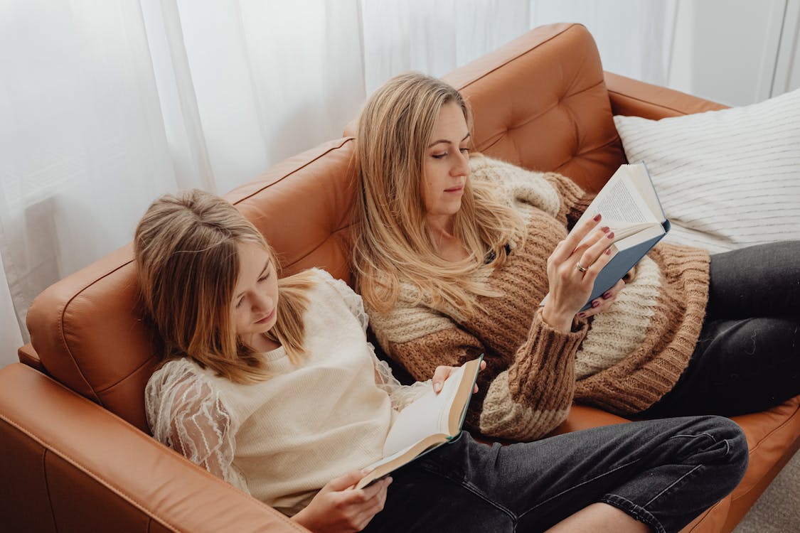Ein Kind, das auf dem Sofa ein Buch liest