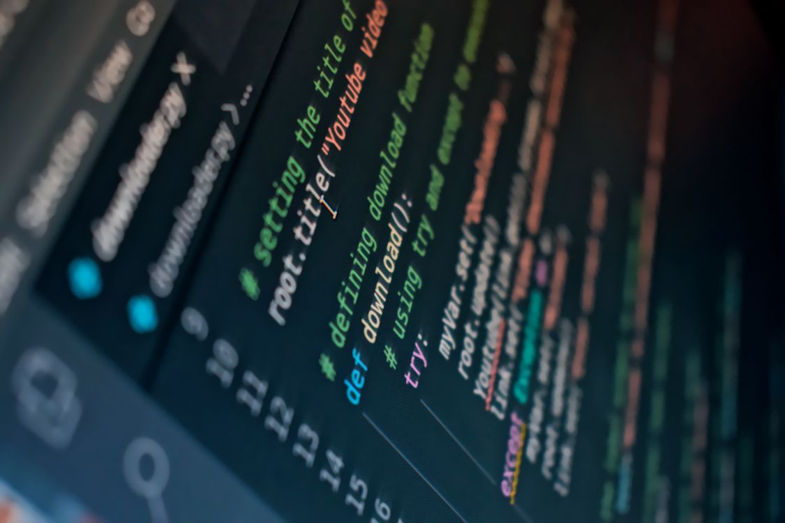 Codezeilen auf einem Bildschirm, Teil einer KI-Datenpipeline