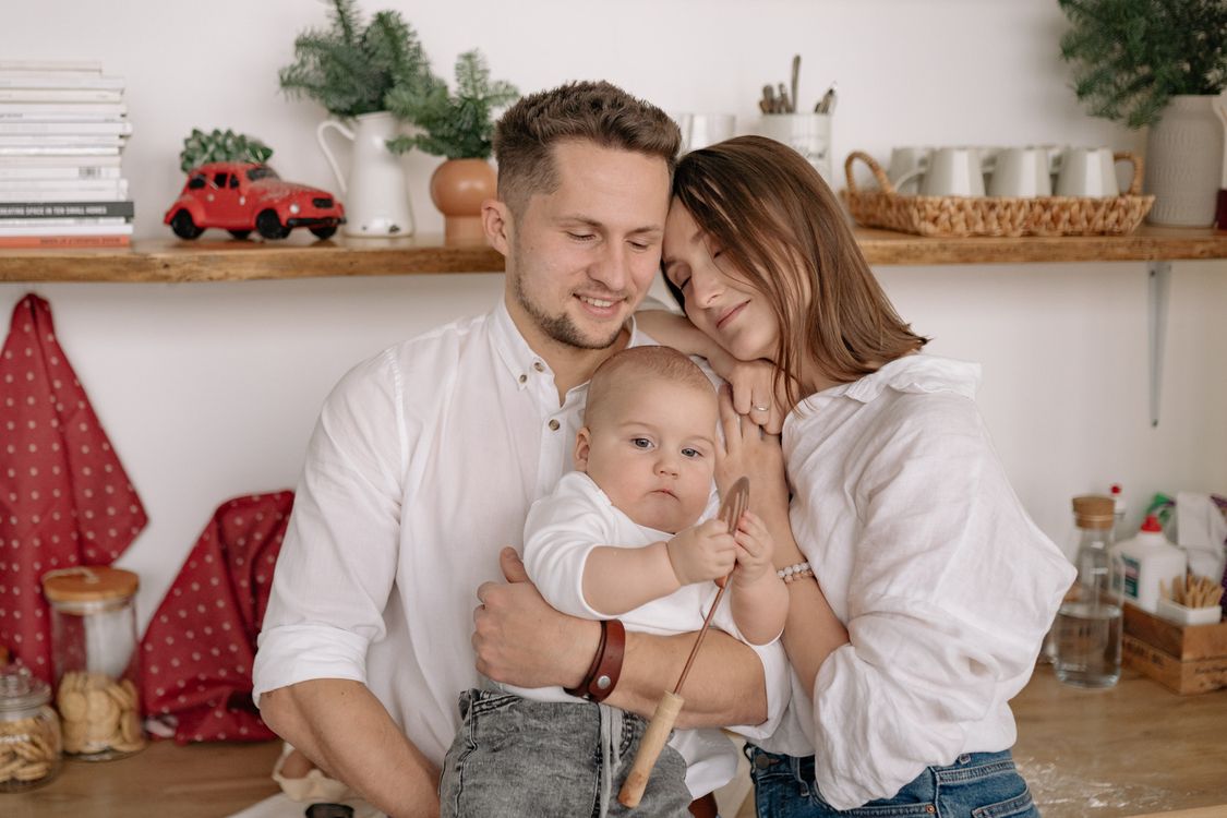Ein Elternteil und ein Kind teilen einen warmen Moment miteinander, die Art von Foto, das man hochladen würde