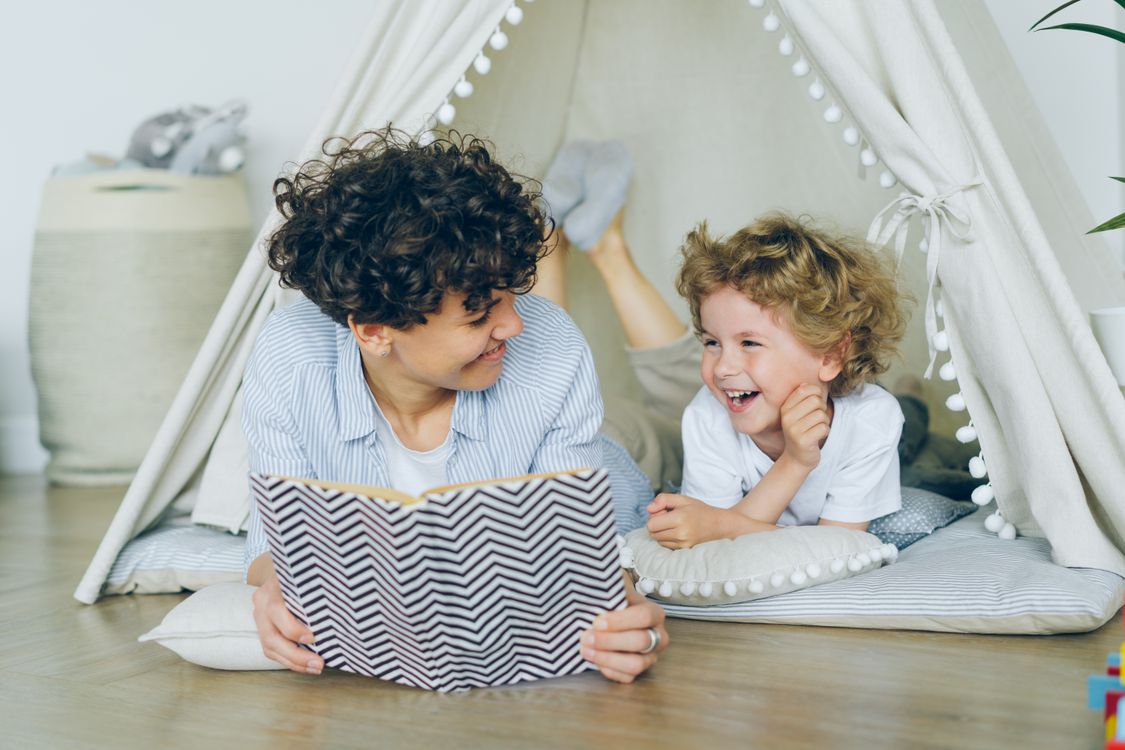 Mutter und Kind lesen gemeinsam in einem gemütlichen Lesebereich