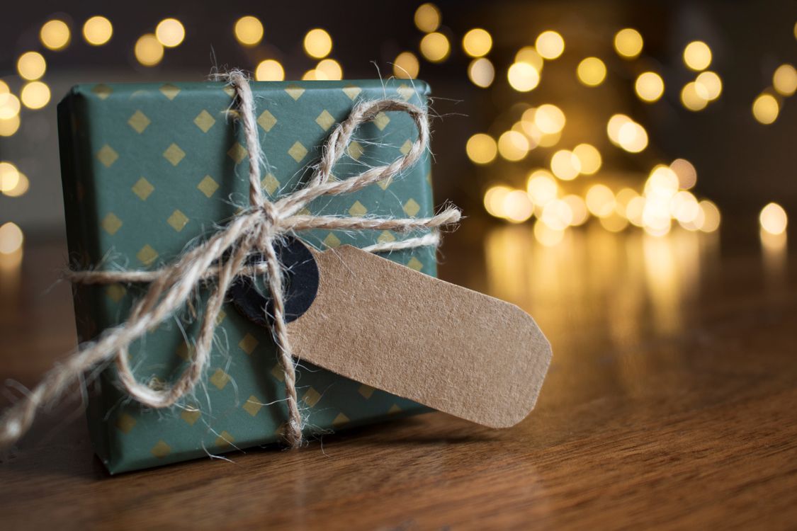 Ein Weihnachtsgeschenk mit warmem Lichterglanz