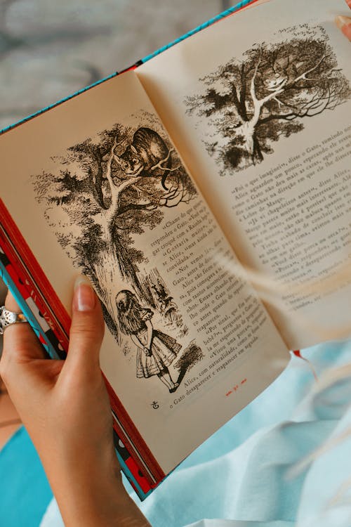 Aufgeschlagenes Märchenbuch mit handgemalten Illustrationen