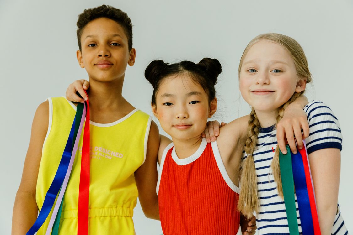 Drei Kinder mit Bändern, Symbol für die Wahl zwischen verschiedenen personalisierten Büchern