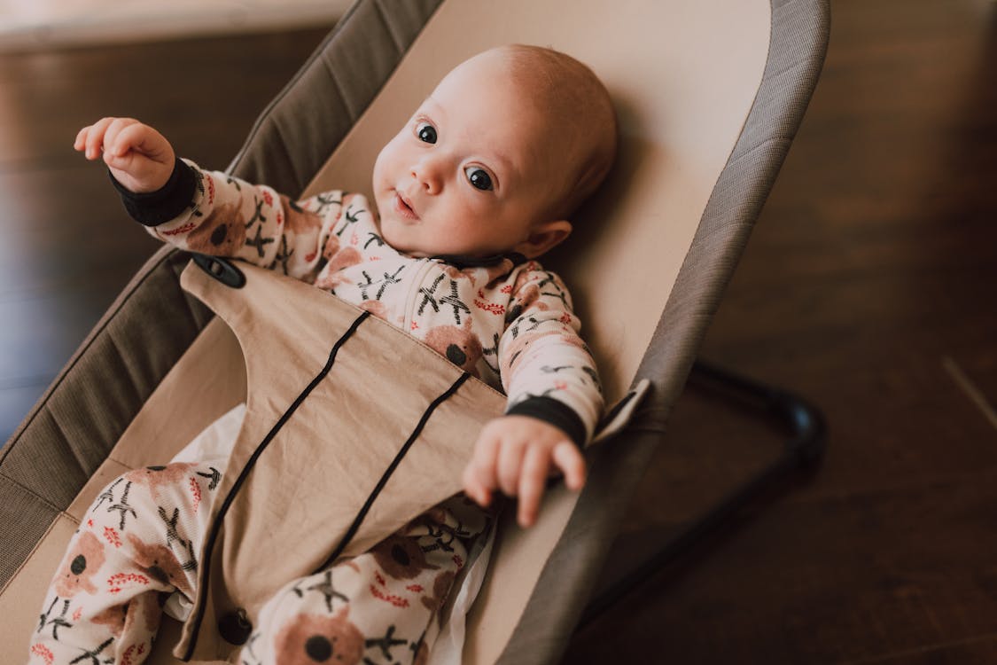 Lachendes Baby schaut zu Elternteil