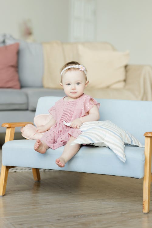 Baby gemütlich auf der Couch — tagsüber gelten die gleichen Regeln: auf dem Rücken, keine losen Gegenstände