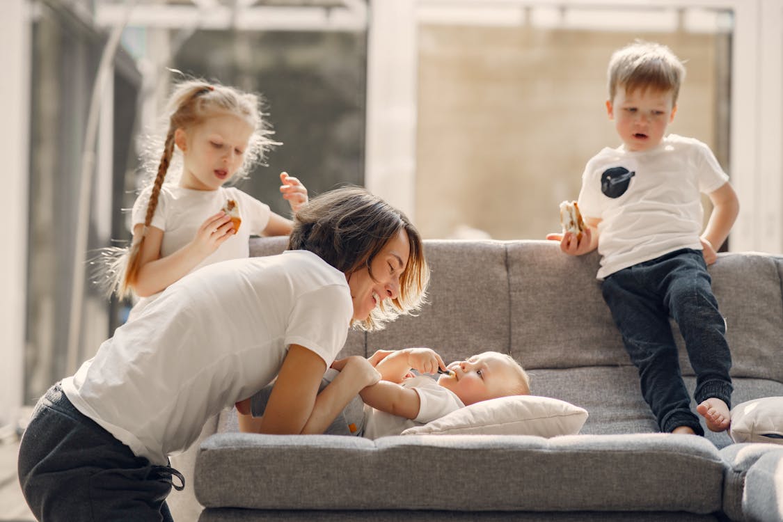 Familie zu Hause — die Schlafumgebung eines Babys betrifft alle im Haus