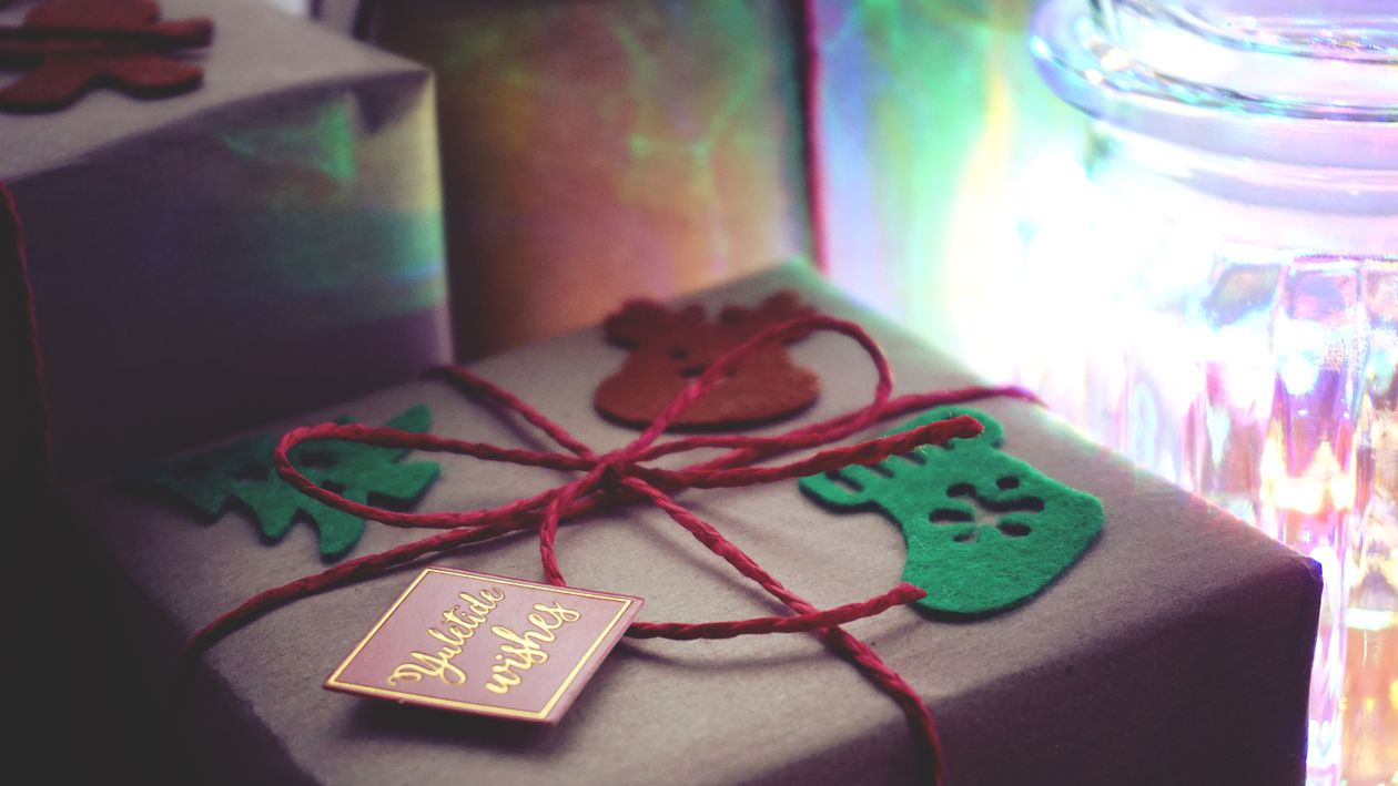 Ein verpacktes Geschenk mit Schleife - Symbol für ein durchdachtes persönliches Geschenk