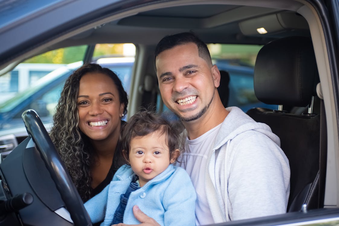 Familie auf Sommerreise im Auto