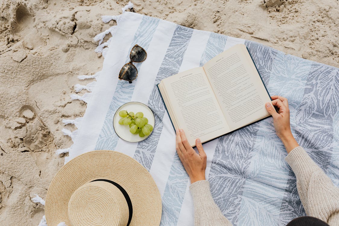 Buch lesen am Strand